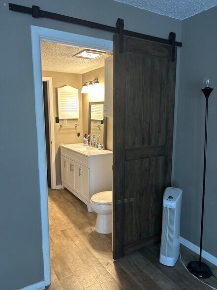 Bathroom - 123 Golf Ter