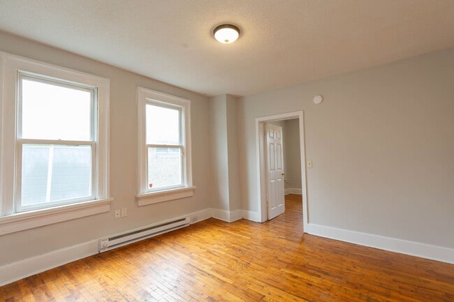 Building Photo - 323 S Raleigh St