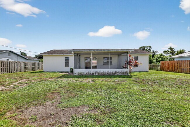 Building Photo - 561 SE Karrigan Terrace