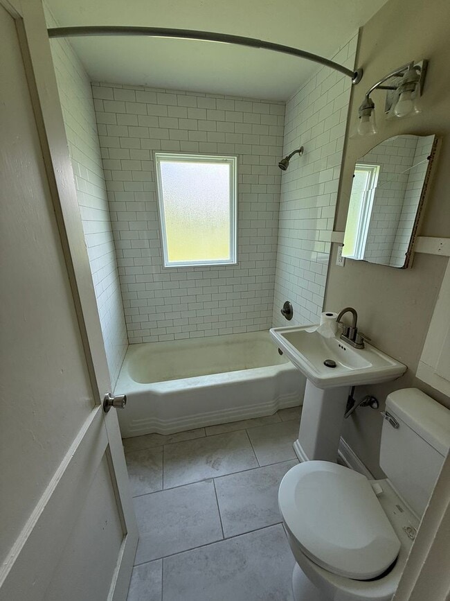 Building Photo - 2 Bed/1 Bath House