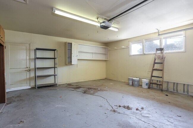 Building Photo - 2408 Lake Dr
