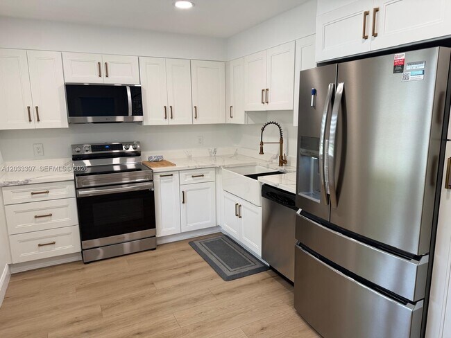 Building Photo - 4261 W Palm Aire Dr