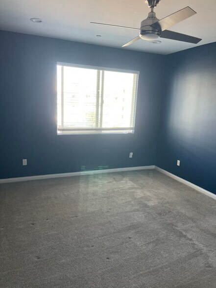 Primary bedroom - 1029 S Hobart Blvd