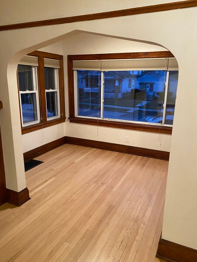 Sun Room - 2240 E Vollmer Ave