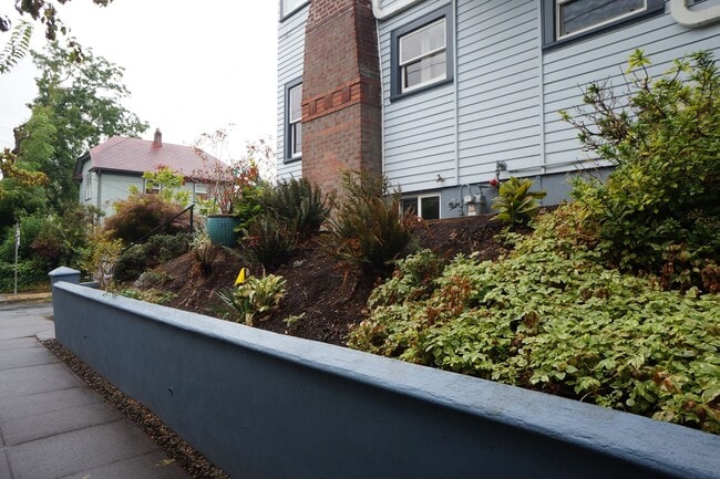 Building Photo - Amazing two bedroom sellwood beauty!