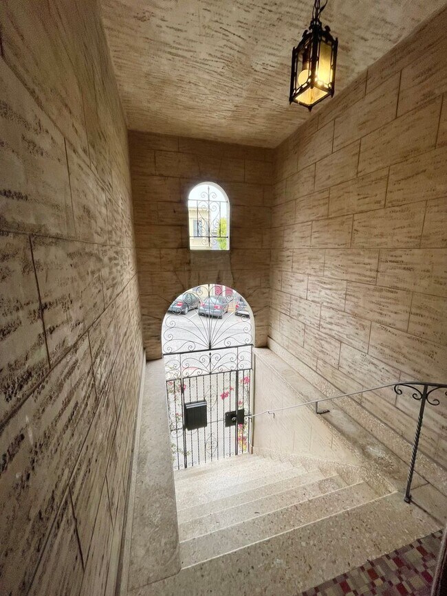 Building Photo - Prime North Beach 3Bed/1Bath with City Vie...