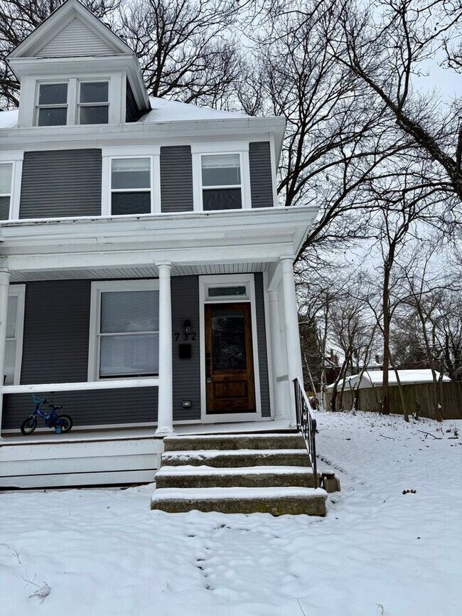 Building Photo - Updated 3 Bed, 1 Bath Home