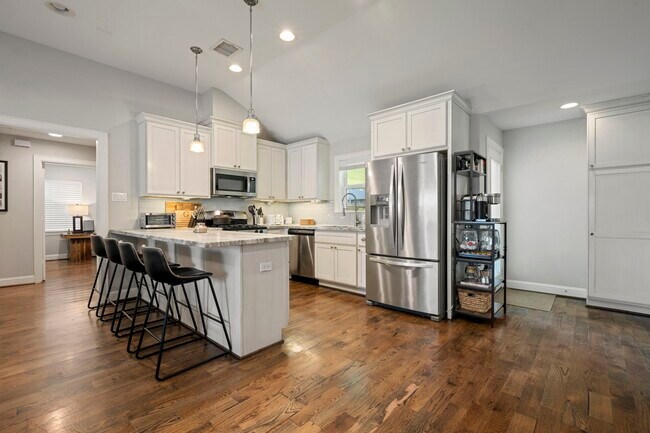 Building Photo - 2107 Hewitt Dr