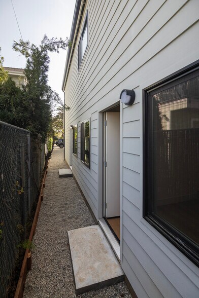 Building Photo - 4541 1/2 Melbourne Ave