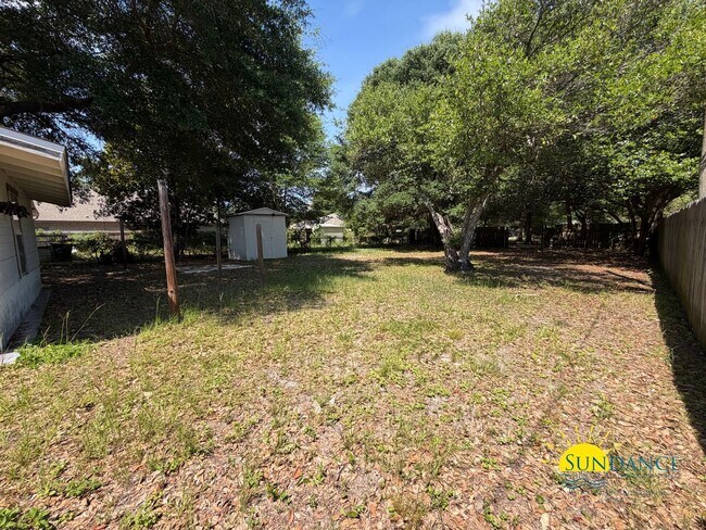 Building Photo - Vintage 3 Bedroom Home in the Heart of Fort Walton!