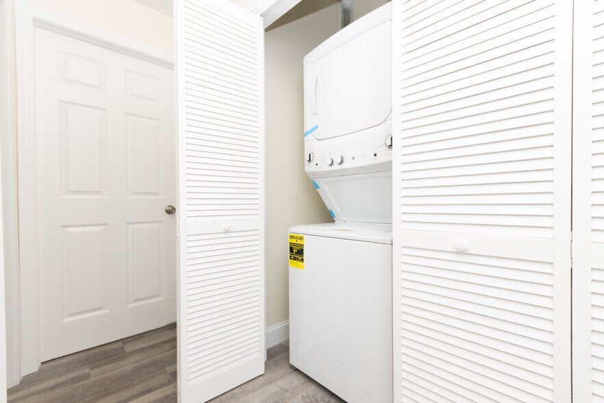 Building Photo - 2 French Ter