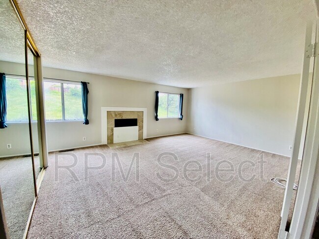 Building Photo - 2204 Lupine Rd