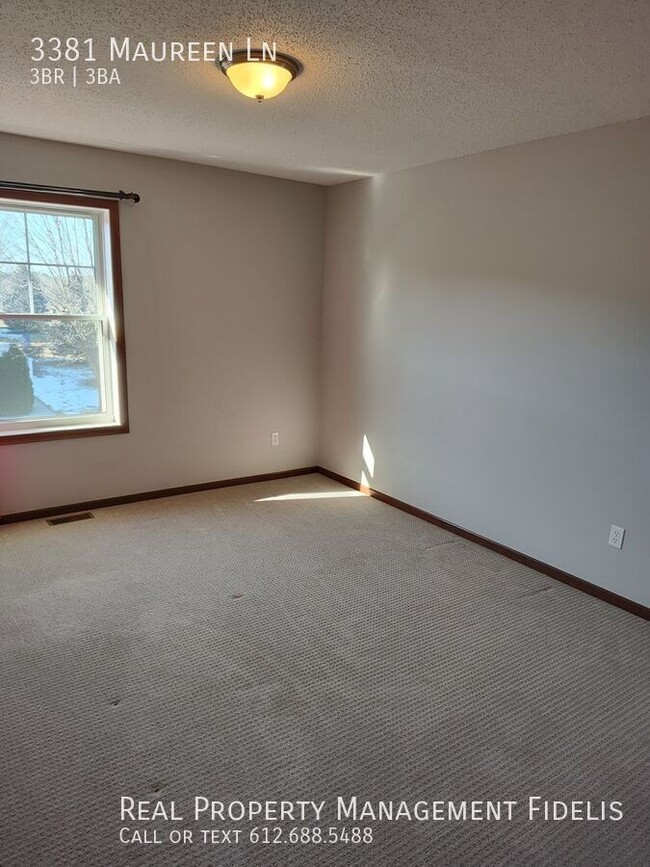 Building Photo - 3 bedroom, 3 bathroom. Close to downtown S...