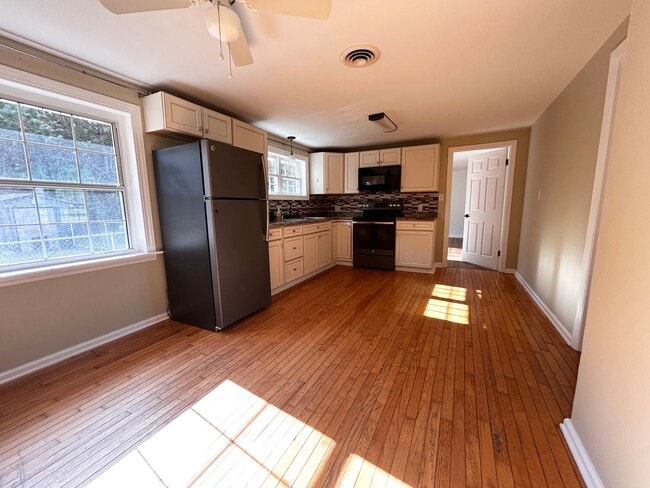 Building Photo - AVAILABLE NOW! 3 Bedrooms/1 1/2 Bath with Double living room space.