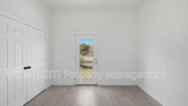 Building Photo - 895 E Mather St