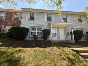Building Photo - 4 Bed/2 1/2 Bath Bus Line Reserved Parking