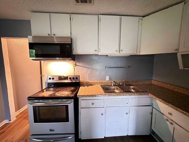 Building Photo - 1602-1604 N Park St