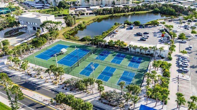 Building Photo - 2335 Oak Terrace