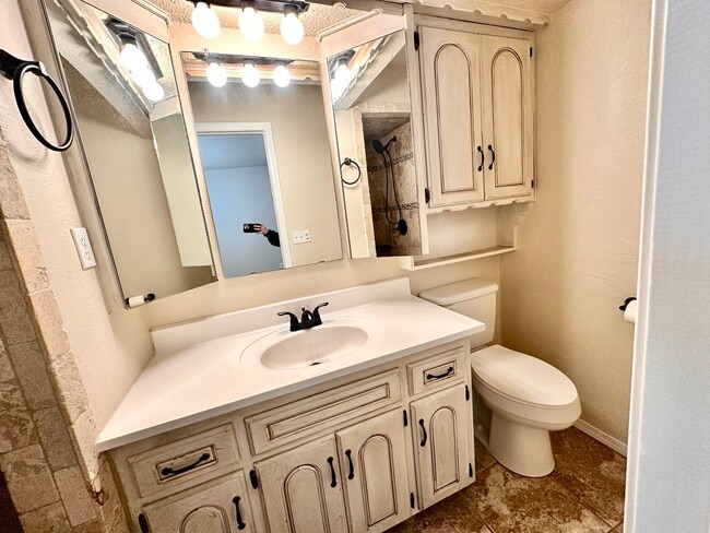 Building Photo - Spacious three bed home in Moore