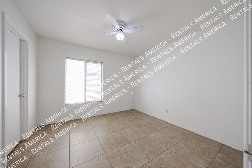 Building Photo - 820 N Granada Dr