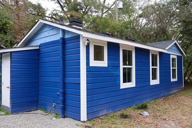 Building Photo - 4928 Oleander Dr