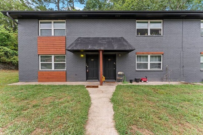 Building Photo - 918 Donaldson Rd