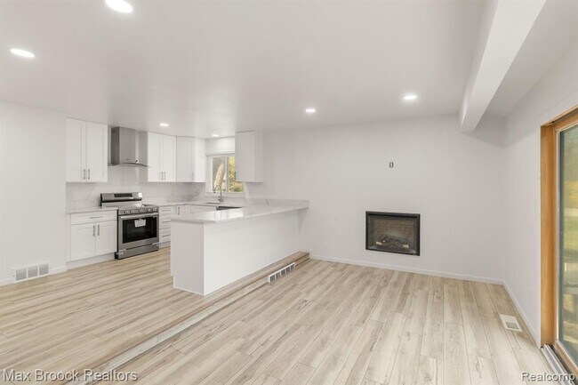 Building Photo - 6207 Nicholas Dr