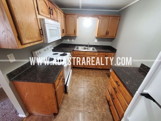 Building Photo - Beautiful Ranch Home in the Northland-Available NOW!!