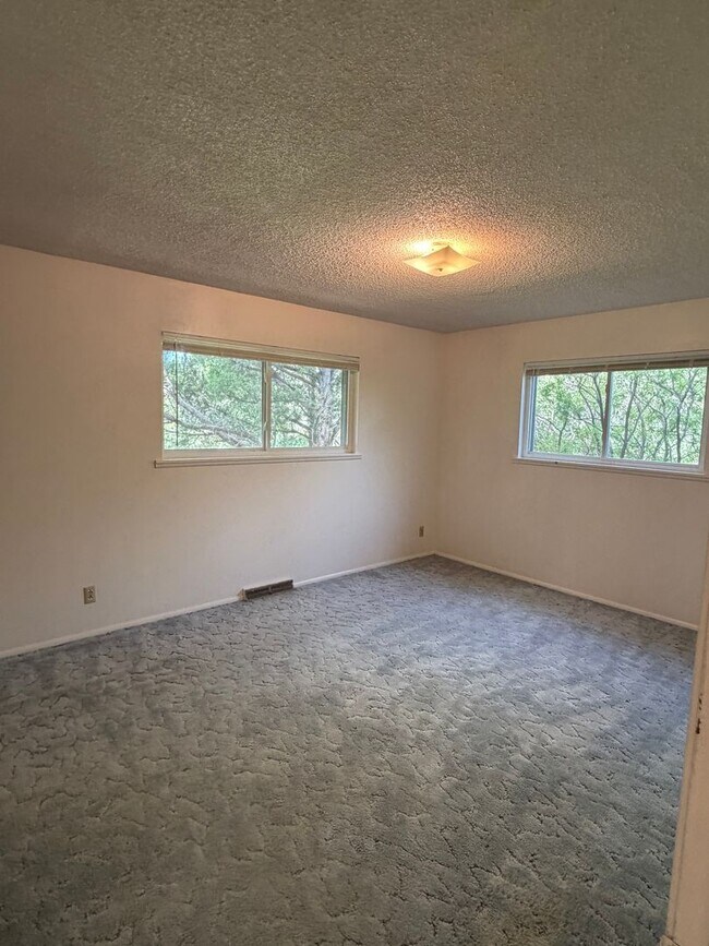Building Photo - 2636 Hickory Dr