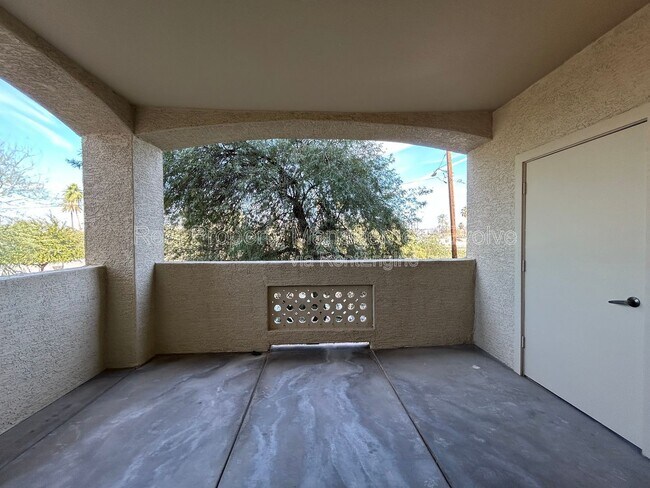 Building Photo - 920 E Devonshire Ave