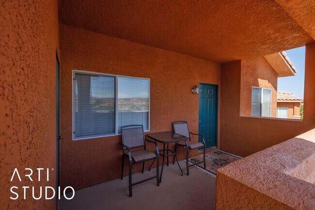 Building Photo - 2-bedroom 2-bathroom upstairs condo fully ...