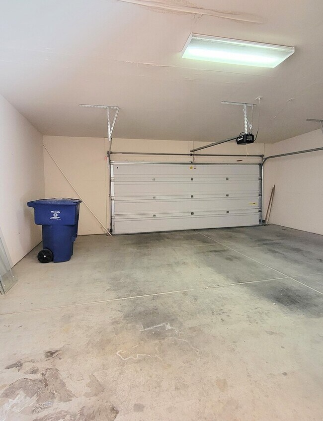 Building Photo - Pet friendly Civano home