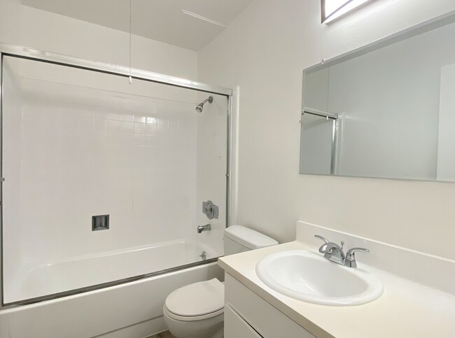 Building Photo - HUGE Stunning Remodeled 1BR/1BA Flat! Parking! -PROGRESSIVE