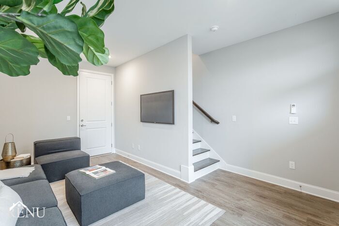 Building Photo - 2322 E 18th St Pl