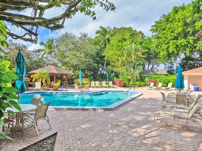 Building Photo - 2751 N Palm Aire Dr