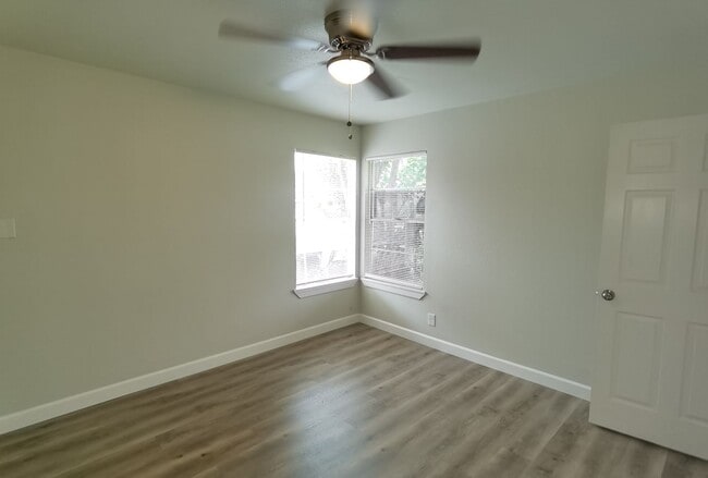 Building Photo - 4 Bedroom 2 bath in Valley High