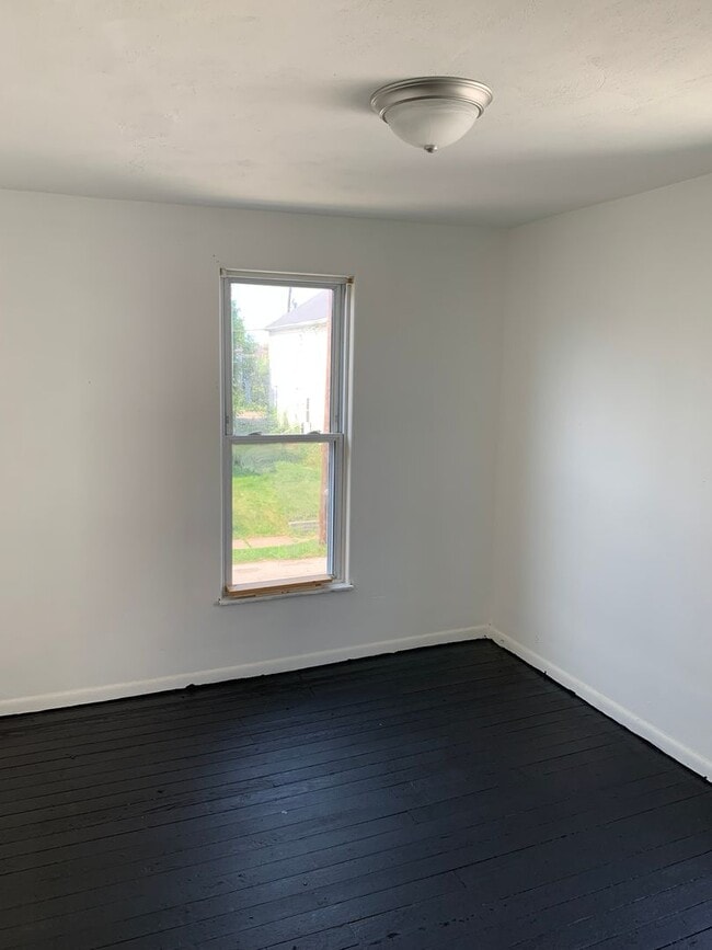 Building Photo - 4 Bedroom Single Family House