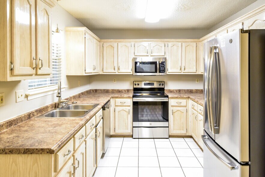 Building Photo - 5885 Southridge Dr