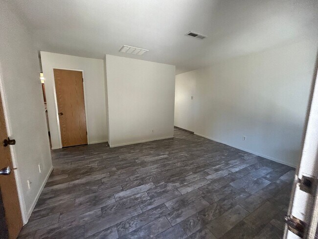 Building Photo - 144 S Parsons Ave