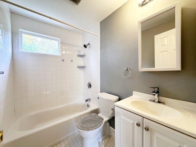 Building Photo - 245 Sunnyridge Ave