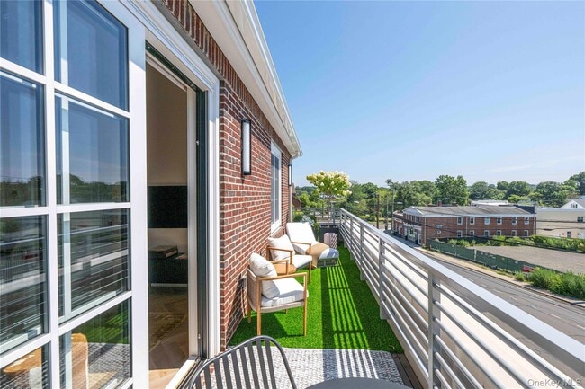 Primary Photo - 100 E Putnam Ave