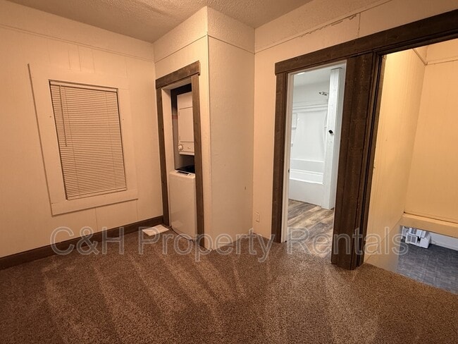 Building Photo - 631 Miles Ave