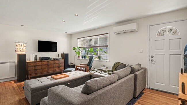 Building Photo - 2Bd/1Ba Shoreline House