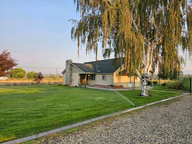 Primary Photo - 920 W Edison Ave