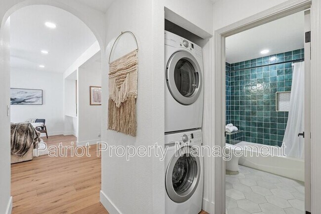 Building Photo - 9708-9708 E Vía Linda