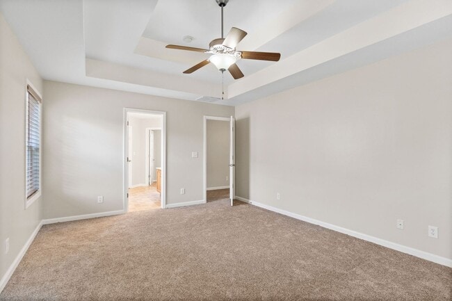 Building Photo - Come take a look at this 5 bedroom beauty!