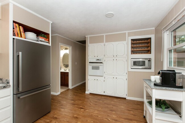 Building Photo - 3BR/2BA Home with Detached Garage – Fletch...