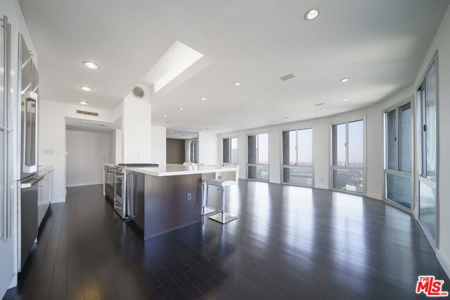 Building Photo - 800 W 1st St