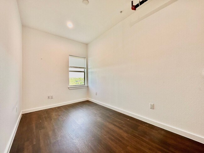 Building Photo - West Campus 2x1 @ Avia Apartments
