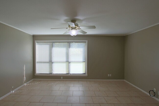 Building Photo - Spacious 2 Bedroom 1.5 Bath Rental on a Corner Lot! Tour Today!